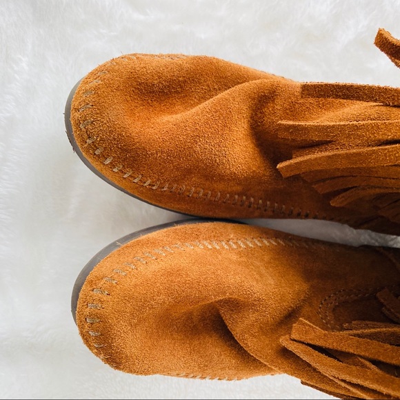 MINNETONKA 3-Layer Fringe Boot Brown - Picture 2 of 8